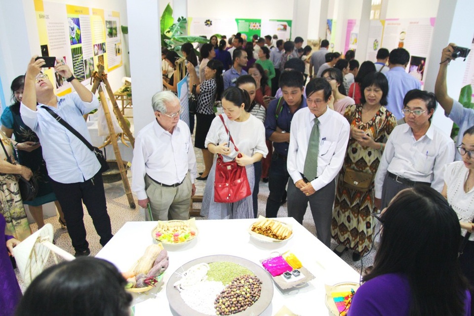 Công chúng và du khách nghe thuyết minh về bánh Huế