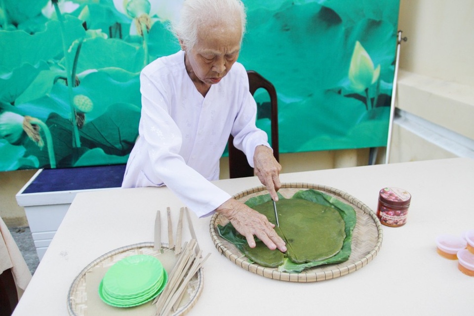 Mệ Trần Thị Gái bán bánh đúc mật