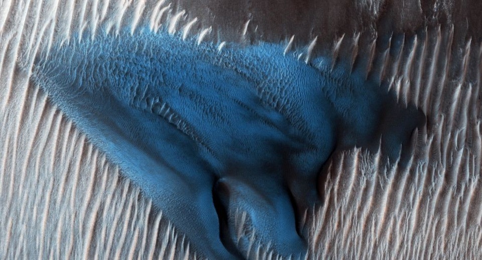 NASA công bố ảnh chụp những đụn cát xanh trên sao Hỏa - 1