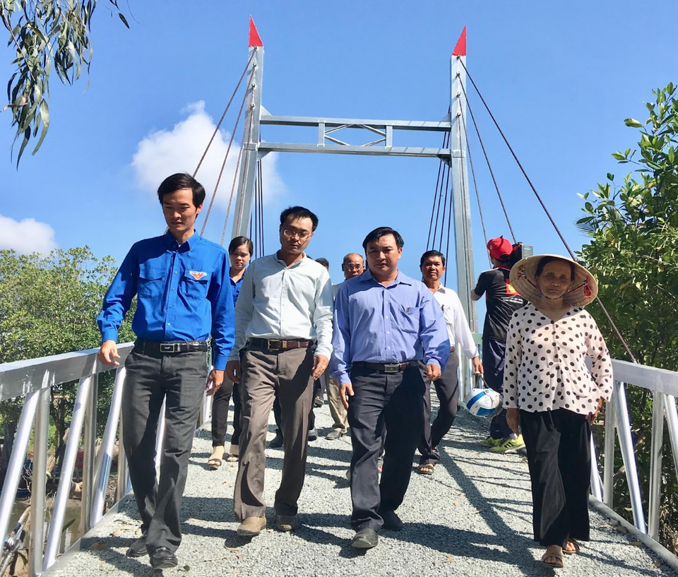Trao tặng “Nhịp cầu ước mơ” cho người dân Giá Rai (Bạc Liêu) - 1
Bà con người dân Phong Thạnh Tây lần đầu tiên rảo bước trên cầu Dr Thanh – Vườn Chim.