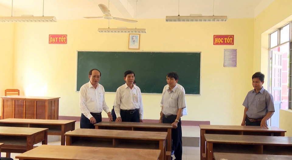 Phú Yên: Chuẩn bị chu đáo cho kỳ thi THPT quốc gia 2018 - 1 Ban chỉ đạo Kỳ thi THPT quốc gia 2018 tỉnh Phú Yên kiểm tra công tác chuẩn bị tại Trường THPT Nguyễn Du