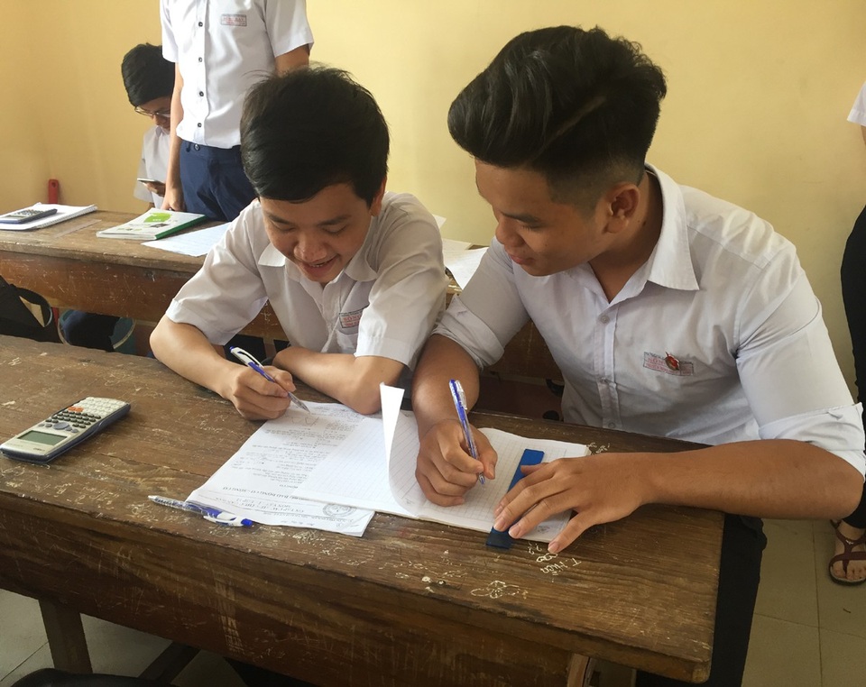 Tiếp sức cho những nghị lực mùa thi - 3 Em Trịnh Xuân Hùng (bên trái) là học sinh lớp 12A2, trường THPT Sông Ray, huyện Cẩm Mỹ, tỉnh Đồng Nai.