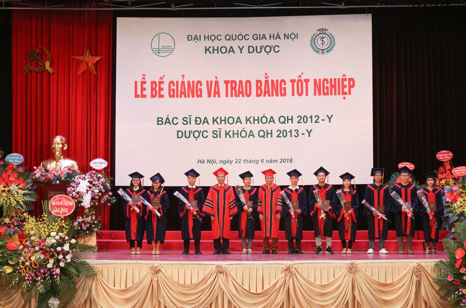 Khóa Bác sĩ đa khoa đầu tiên của ĐH Quốc gia Hà Nội tốt nghiệp - 1 Khóa Bác sĩ đa khoa đầu tiên của ĐH Quốc gia Hà Nội tốt nghiệp - 1