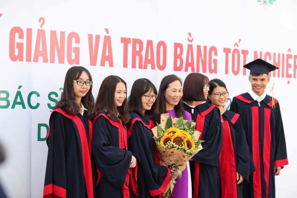 Khóa Bác sĩ đa khoa đầu tiên của ĐH Quốc gia Hà Nội tốt nghiệp - 2
Các tân Bác sĩ vui mừng chụp ảnh cùng người thân