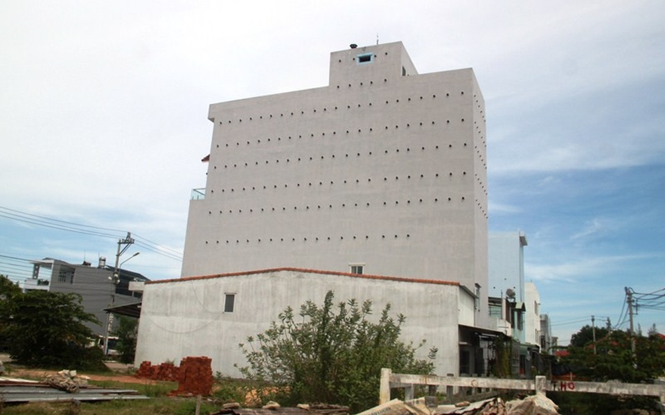 Nhà nuôi yến mọc trong khu dân cư gây tiếng ồn ảnh hưởng đến đời sống người dân.