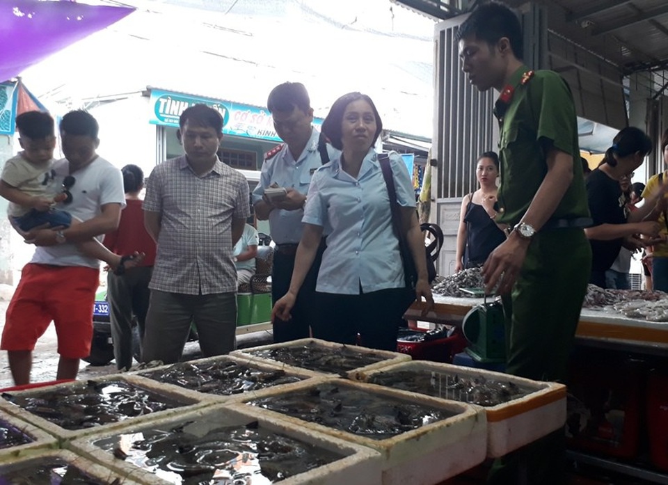 "Bắt tại trận" 2 cơ sở kinh doanh hải sản bơm tạp chất vào tôm - 1 Đoàn thanh tra tiến hành kiểm tra tại một số cơ sở kinh doanh hải sản tươi sống trên địa bàn thành phố Sầm Sơn