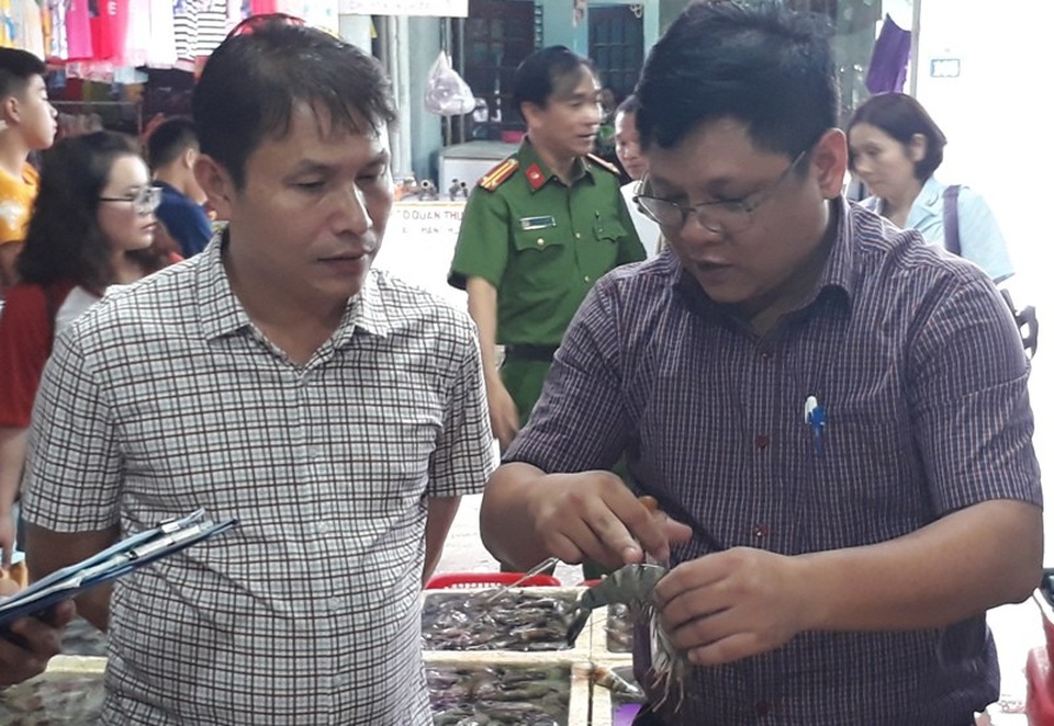 "Bắt tại trận" 2 cơ sở kinh doanh hải sản bơm tạp chất vào tôm - 2 "Bắt tại trận" 2 cơ sở kinh doanh hải sản bơm tạp chất vào tôm - 2