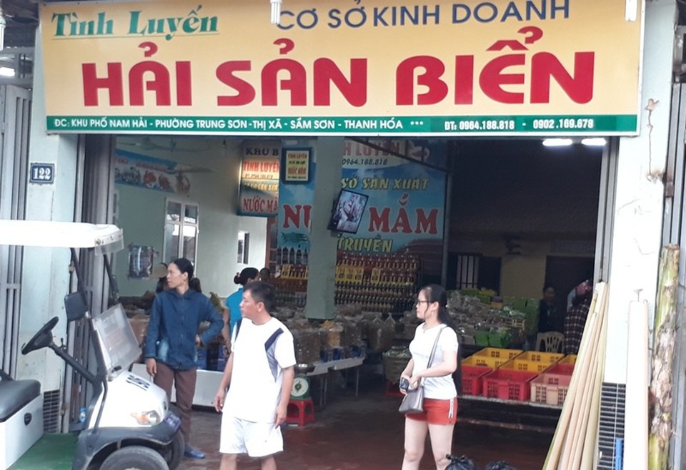 "Bắt tại trận" 2 cơ sở kinh doanh hải sản bơm tạp chất vào tôm - 3 Qua kiểm tra, đoàn thanh tra phát hiện 2 cơ sở có bán tôm bị bơm tạp chất