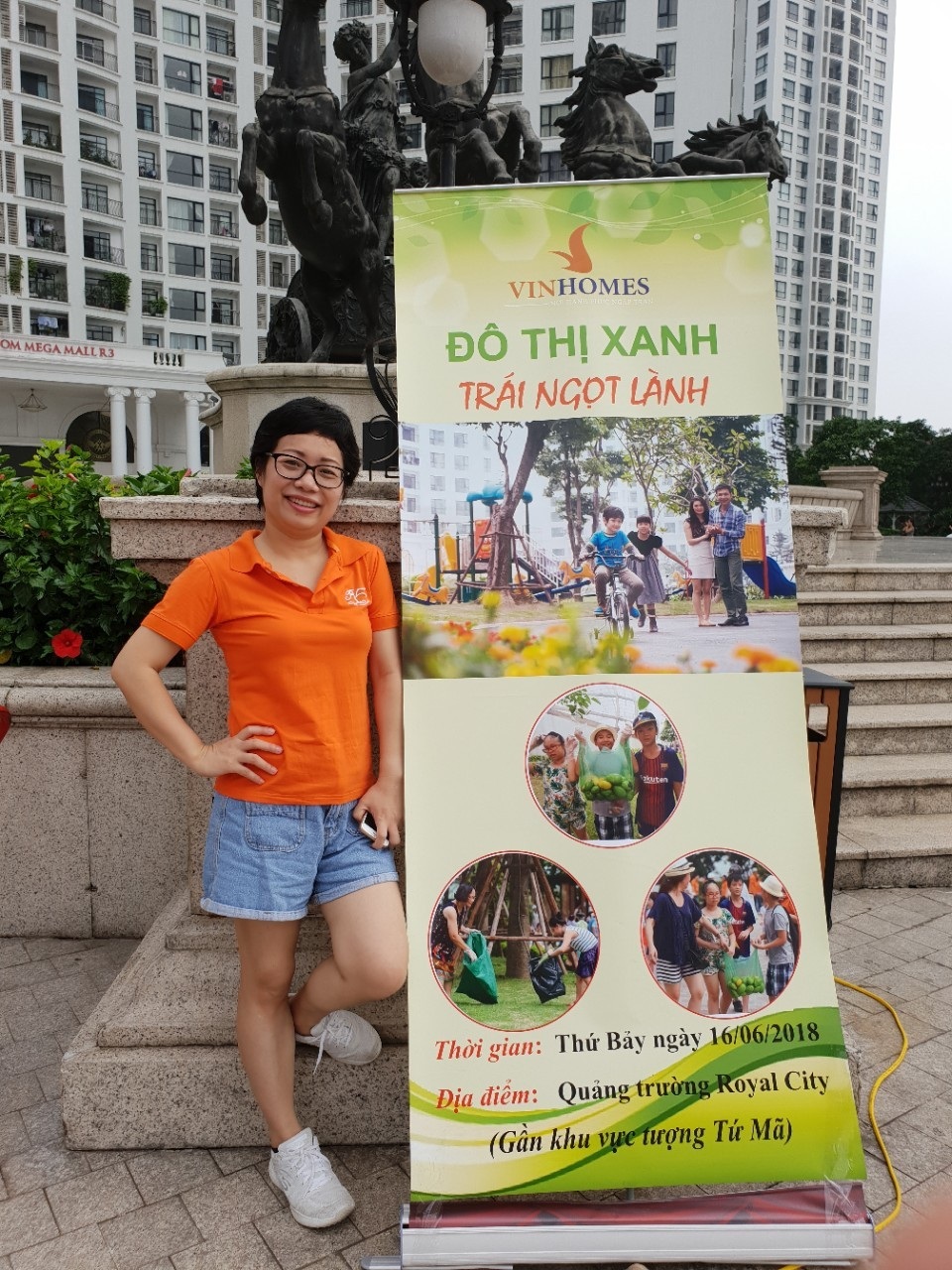 
Chị Vũ Thị Bích Hải – Cư dân Tòa R5 chia sẻ: “Nhìn thấy những cây xoài trĩu quả sau bao ngày chăm sóc của Ban Quản lý và gìn giữ của Cư dân, tôi cũng như nhiều Cư dân khác đều rất háo hức chờ đến ngày được “trẩy hội hái xoài”. Đây là hoạt động cộng đồng ý nghĩa, đặc biệt trong môi trường chung cư hiện đại tại thành phố lại càng khó có được. Nó không chỉ giúp các gia đình Cư dân có dịp giao lưu, tăng cường tình đoàn kết mà còn có tác dụng giáo dục các cháu thiếu nhi trong việc giữ gìn môi trường, cảnh quan nơi mình đang sống. Cư dân chúng tôi rất hoan nghênh và sẽ lên kế hoạch đồng hành cùng Ban Quản lý trong các chương trình cộng đồng tương tự tại Vinhomes”.
