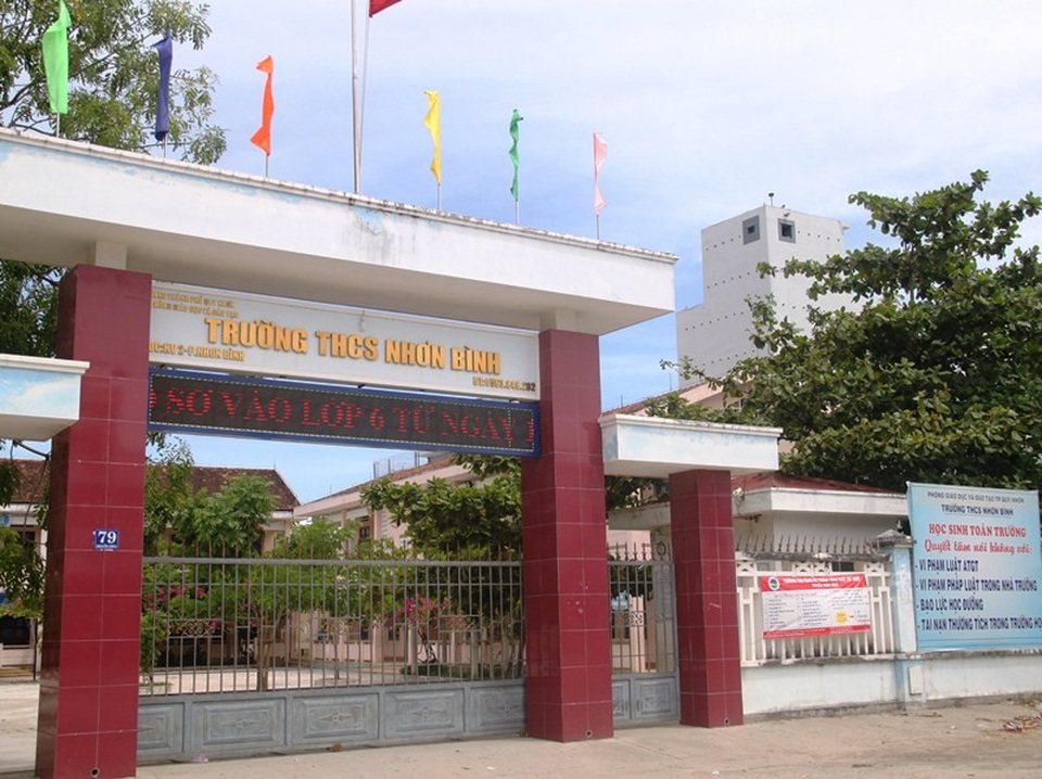 Thậm chí, nhà nuôi yến được xây dựng ngay cạnh trường học, ít nhiều ảnh hưởng đến việc học của học sinh.