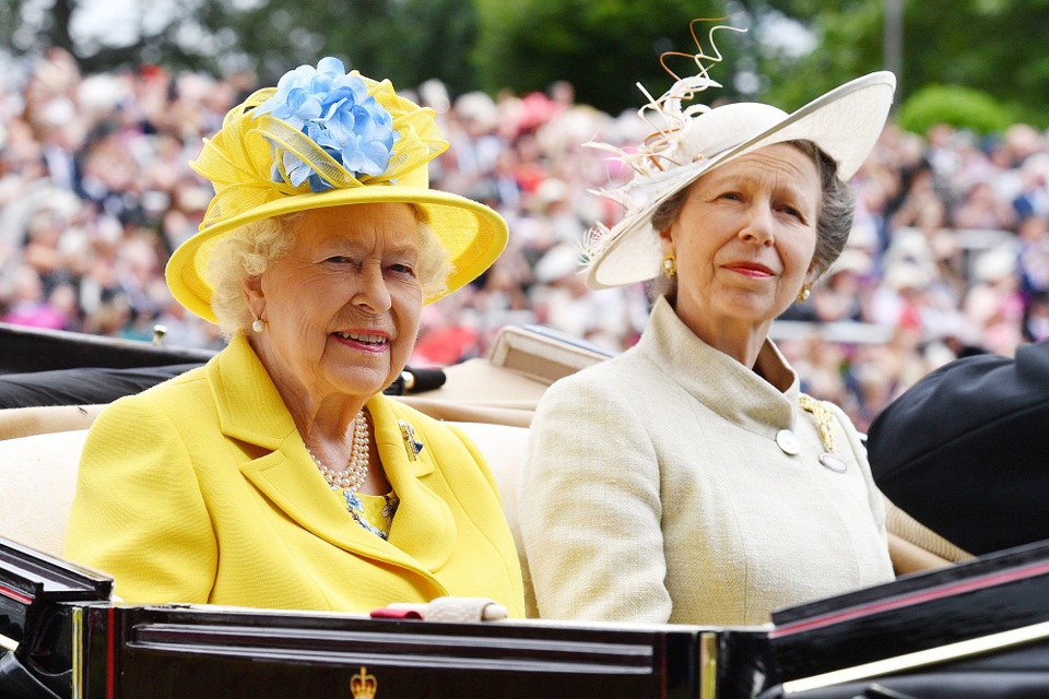Người đẹp khoe ngực khủng, mũ đẹp đi xem đua ngựa - 7
Nữ hoàng Elizabeth và công chúa Anne