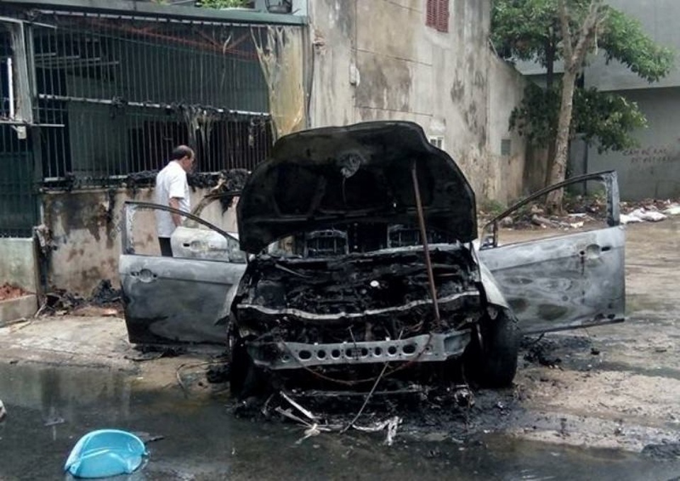 Hiện trường chiếc xe ô tô bị bốc cháy