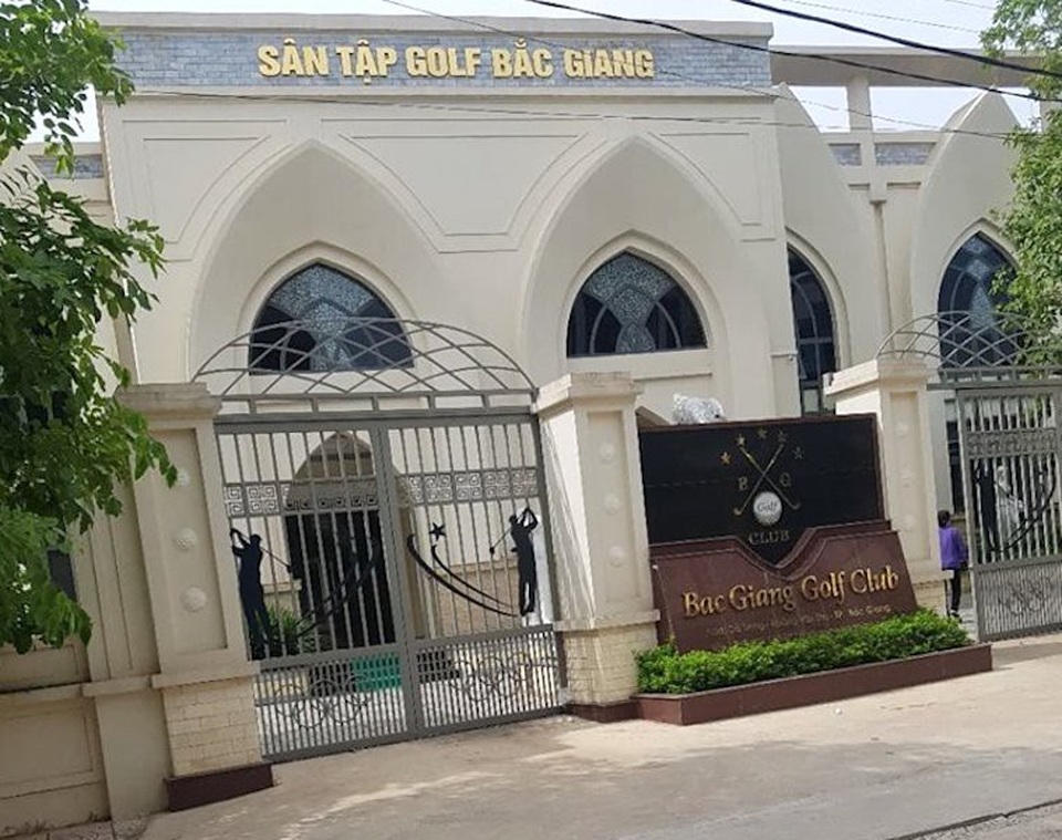 Bắc Giang: “Xẻ” cả công viên cho sếp doanh nghiệp “mượn” làm dự án sân tập golf! - 2
San tập golf Bắc Giang nằm trên đất Công viên Hoàng Hoa Thám (ảnh chụp sáng 23/6).