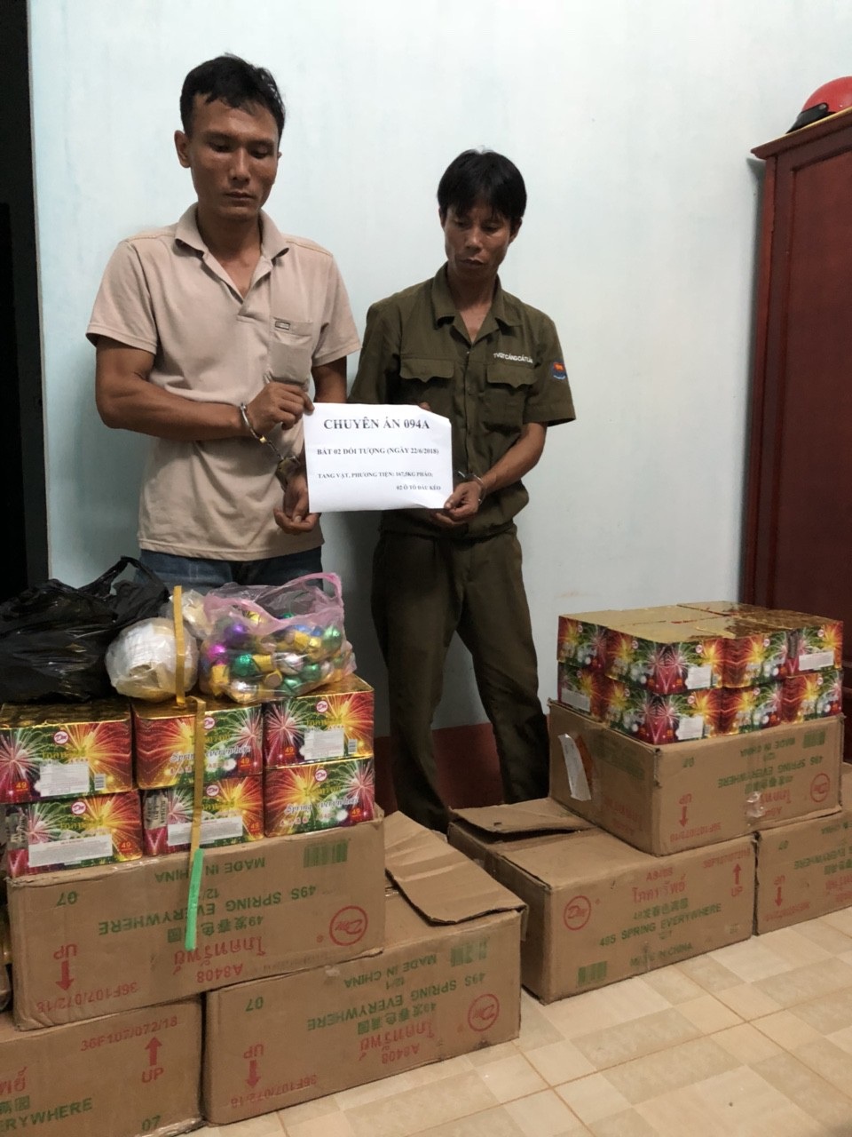 Bắt quả tang nhiều đối tượng vận chuyển pháo nổ và ma tuý - 1 Hai đối tượng Phan Thái Hiền và Lương Kim Hà bị bắt quả tang khi đang lái xe container vận chuyển gần 170kg pháo nổ