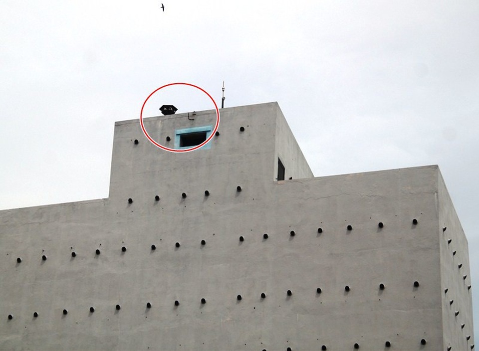 Hệ thống loa phát ra âm thanh để dẫn dụ chim yến về làm tổ, sinh sản gây ô nhiễm tiếng ồn trong khu dân cư.