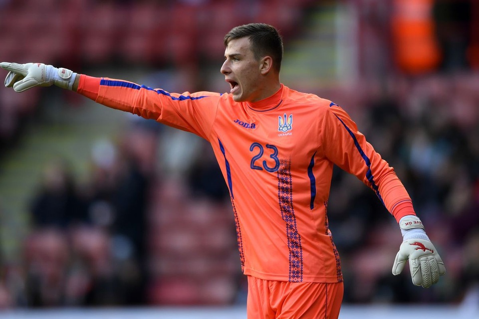 Real Madrid chính thức công bố tân binh đầu tiên - 1
Real Madrid chính thức có được chữ ký của Andriy Lunin
