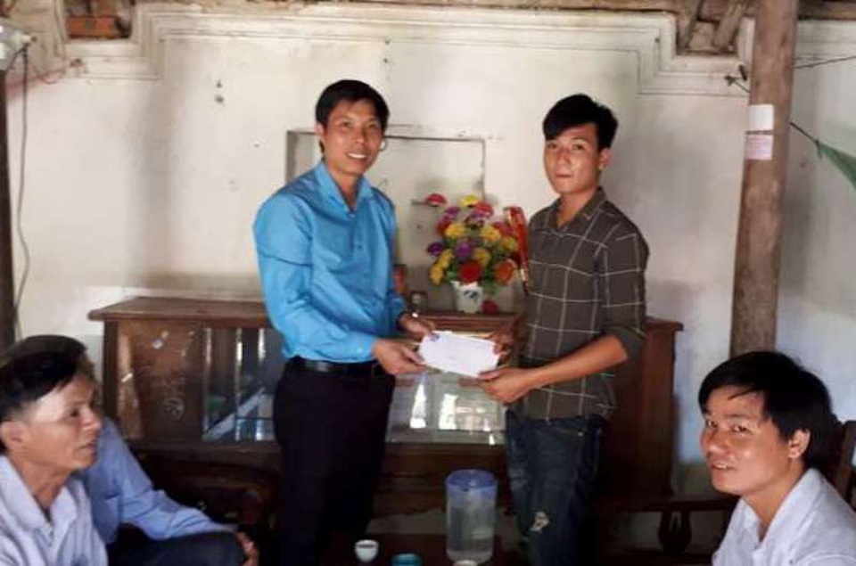 Đồng thời, trao quà hỗ trợ và động viên em Tuấn trước kỳ thi THPT quốc gia 2018