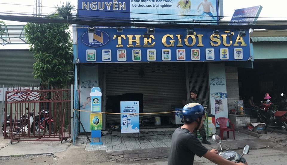 Cháy cửa hàng tạp hóa, chồng chết vợ nguy kịch - 1 Hiện trường cửa hàng bị hỏa hoạn sáng nay