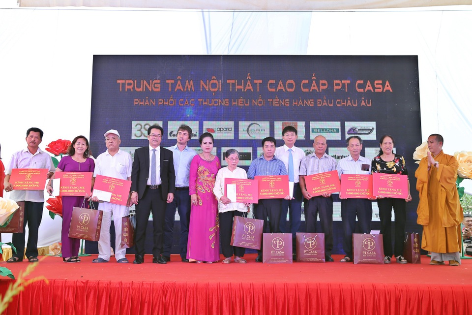 Nội thất PT Casa khai trương ấn tượng với màn biểu diễn motor phân khối lớn - 5 Nhân dịp khai trương, PT Casa cũng dành nhiều phần quà để tri ân các mẹ Việt Nam anh hùng.