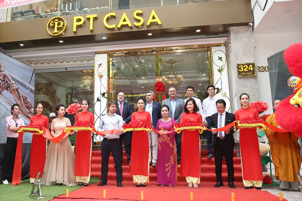 Nội thất PT Casa khai trương ấn tượng với màn biểu diễn motor phân khối lớn - 2 TGĐ Nguyễn Thị Phương (áo dài tím) cùng đại diện các thương hiệu nội thất của Italia, Tây Ban Nha, Thổ Nhĩ Kỳ cắt băng khai trương showroom 2.