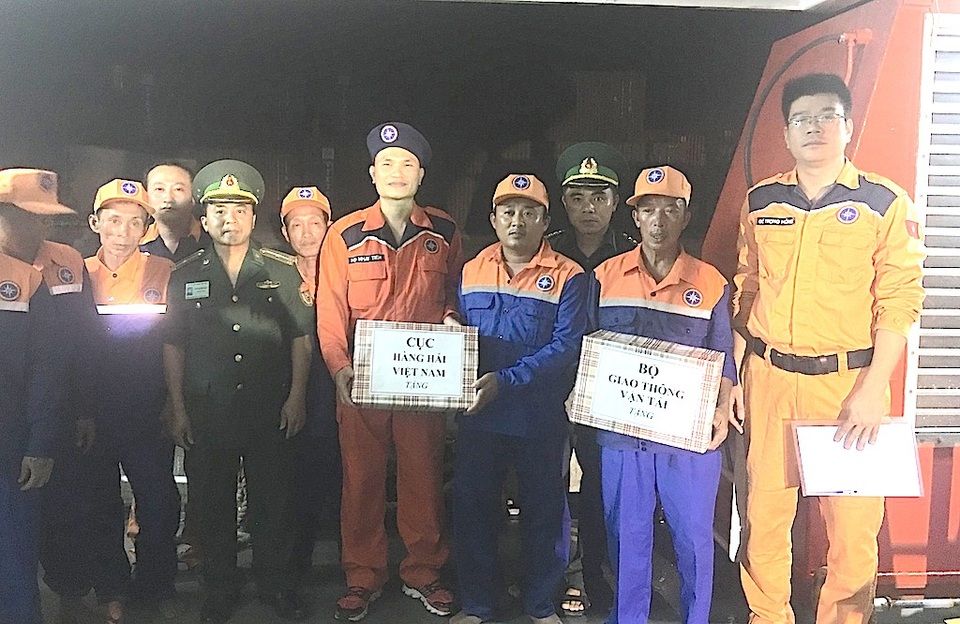 Vượt gần 200km cứu 14 thuyền viên gặp nạn - 4 Đến 20h ngày 19/6/2018, toàn bộ 07 thuyền viên và tàu NA 93061 TS đã được đưa về cảng Cửa Lò, Nghệ An an toàn, tiến hành bàn giao cho các cơ quan chức năng địa phương.