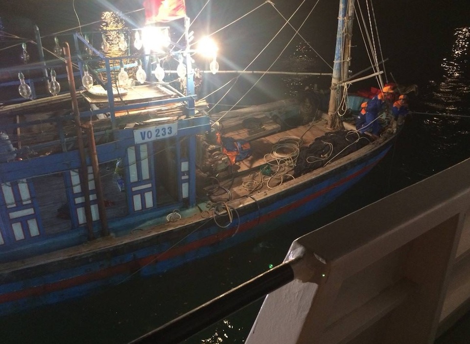 Vượt gần 200km cứu 14 thuyền viên gặp nạn - 2 Vào ngày 16/6, chiếc tàu cá mang số hiệu NA93061TS khi đang hành nghề đánh bắt trên vùng biển đánh cá chung giữa Việt Nam và Trung Quốc bị gãy trục láp, mất khả năng điều động.