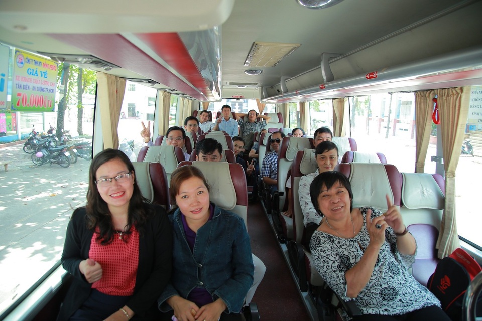 
Cũng trong sáng nay, trường ĐH Công nghiệp Thực phẩm TPHCM bắt đầu nhiệm vụ về địa phương phục vụ kỳ thi THPT quốc gia. Trong ảnh: Giảng viên trường ĐH Công nghiệp Thực phẩm TPHCM trên chuyến xe về tỉnh Tây Ninh công tác.
