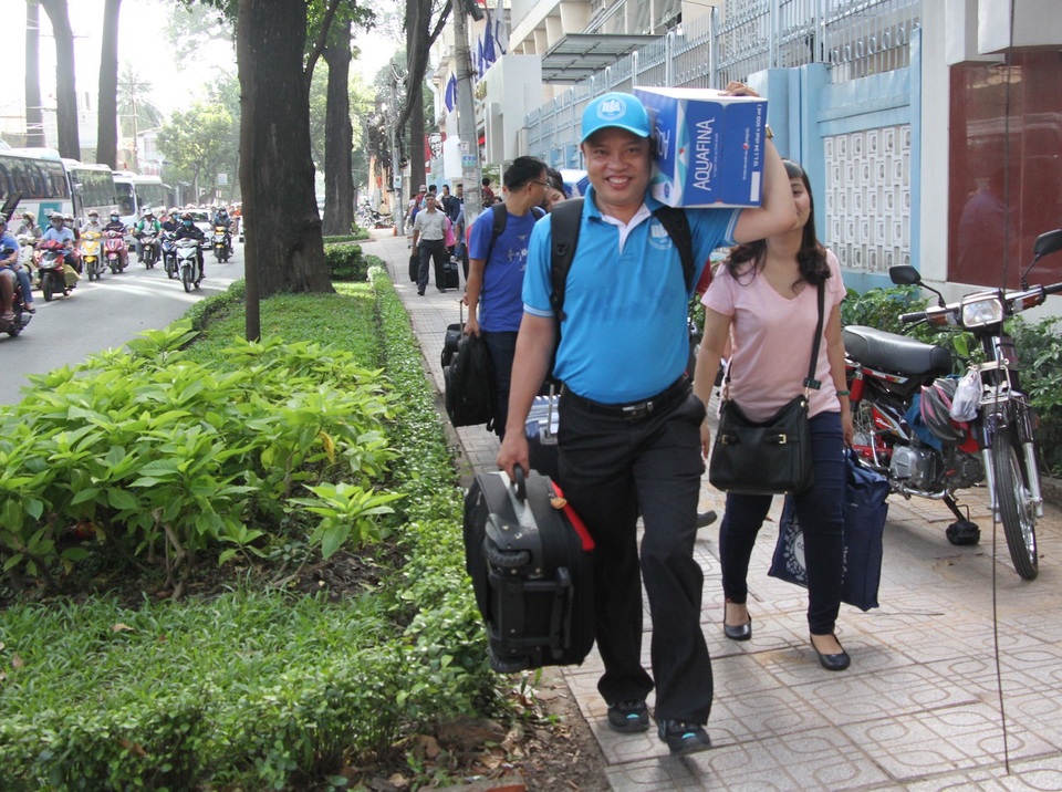 Tất bật, khuân vác hành lý nhưng gương mặt của giảng viên trường ĐH Kinh tế TPHCM vẫn rất rạng ngời