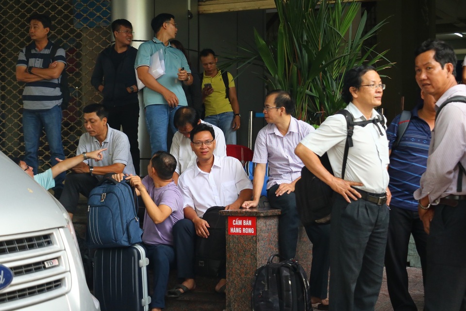 Các giảng viên có mặt từ sớm với lỉnh kỉnh hành lý cho chuyến công tác dài ngày