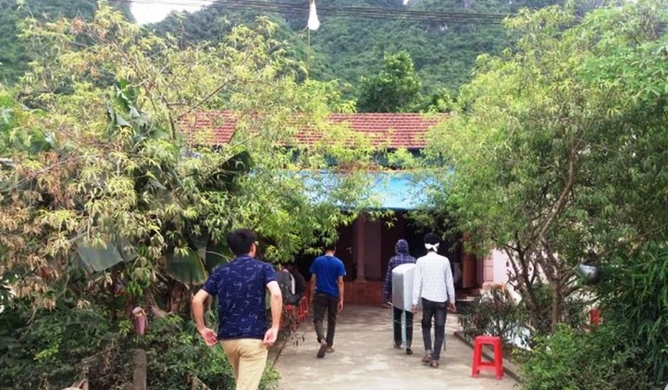 Đi chăn trâu giúp dì, nam sinh đuối nước trước ngày thi đại học - 1 Bạn bè, thầy cô... đến chia buồn với gia đình em Mạnh. (Ảnh: THNA).