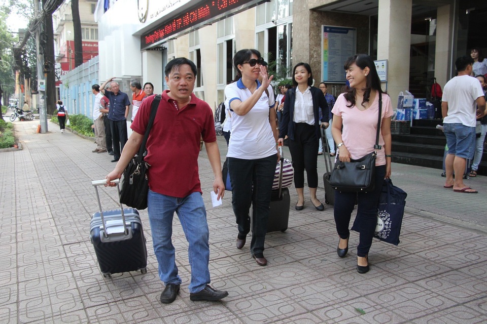 TPHCM: Giảng viên đi máy bay đến nơi coi thi - 4 Đoàn cán bộ, giảng viên trường ĐH Kinh tế TPHCM với lỉnh kỉnh hành lý bắt đầu khởi hành về Bình Phước coi thi 5 ngày