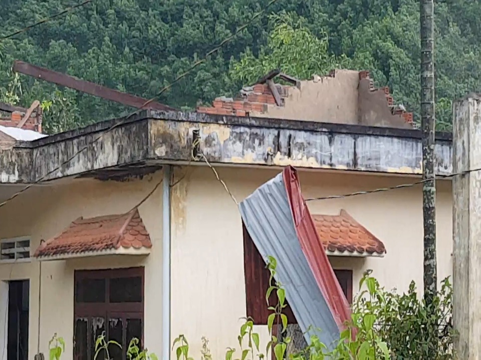 Lốc xoáy càn quét phá hỏng 100 nhà dân - 2 Trạm Y tế, Bưu điện văn hóa xã Ba Nam cũng bị cuốn bay mái, nhiều thiết bị hư hỏng