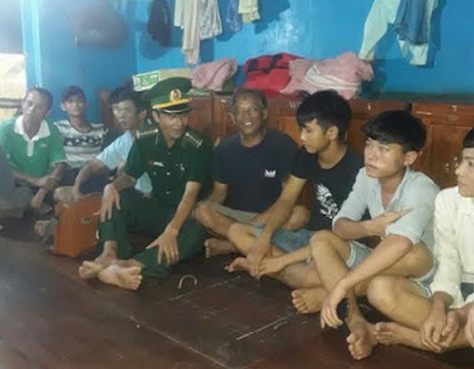 Vượt gần 200km cứu 14 thuyền viên gặp nạn - 1
Đến 22h20 ngày 22/6, tàu BP đã cứu nạn thành công tàu cá NA 90988 và 14 thuyền viên, lai dắt vào cảng Cửa Lò an toàn