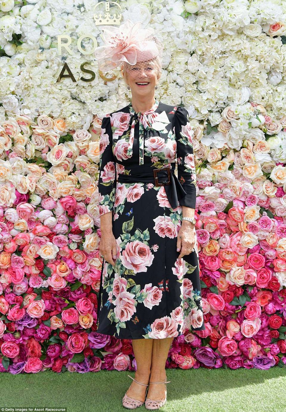 Người đẹp khoe ngực khủng, mũ đẹp đi xem đua ngựa - 9
Ngôi sao điện ảnh Helen Mirren trẻ trung hơn tuổi 72