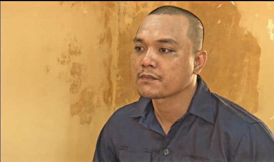 Nghi phạm Phi Long II tại cơ quan công an