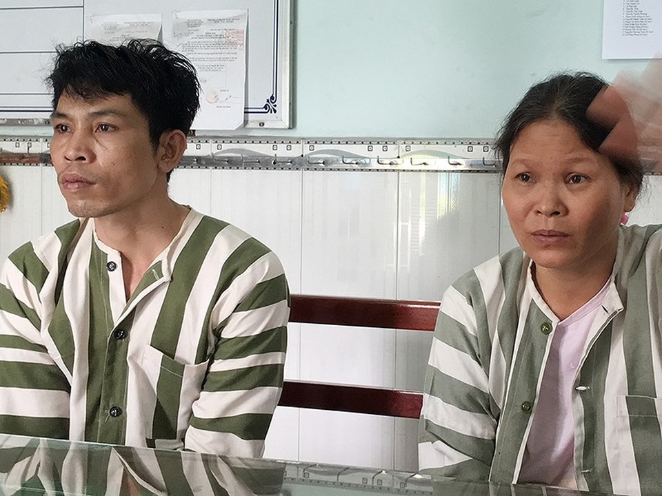 3 bị can ném đá vào lực lượng chức năng nói gì? - 1 Bà Phạm Thị Thu Thủy và Lê Trọng Nghĩa bị bắt sau khi ném đá vào lực lượng cảnh sát. Ảnh: N.TIẾN
