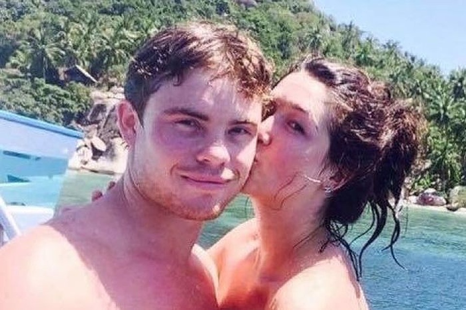 Lạ đời: Cô gái muốn có thai với bạn trai đã chết - 1 Ayla Cresswell và bạn trai Joshua Davies