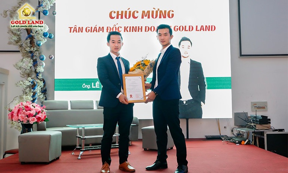 Lê Hoàng Thái Sang - Đại diện HĐQT trao quyết định bổ nhiệm và hoa chúc mừng cho Tân Giám đốc Kinh doanh Lê Hoàng Vũ Bảo (Ảnh: Nguyễn Ly)
