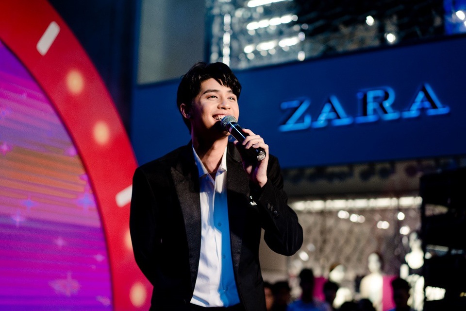 Vincom khai màn đại tiệc mua sắm xuyên đêm hoành tráng cuối tuần - 1 Tại Vincom Center Đồng Khởi, không khí được khuấy động bởi sự xuất hiện của nam ca sĩ Noo Phước Thịnh cùng các giai điệu ngọt ngào được lòng giới trẻ. Tối ngày 23.06, Noo Phước Thịnh tiếp tục đồng hành với Vincom Midnight Sale tại Vincom Mega Mall Times City (Hà Nội)