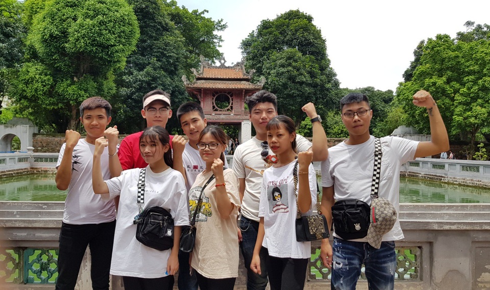 Trước “giờ G”: Nườm nượp sĩ tử đến cầu may tại Văn Miếu - 10 Trước “giờ G”: Nườm nượp sĩ tử đến cầu may tại Văn Miếu - 10