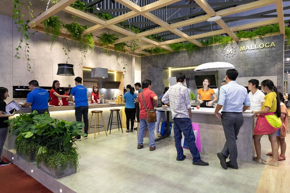 Thiết bị bếp Malloca mang công nghệ 4.0 đến Vietbuild HCM 2018 - 2 Khách tham quan tìm hiểu về các sản phẩm tại gian hàng của Malloca tại khu A1 triển lãm SECC