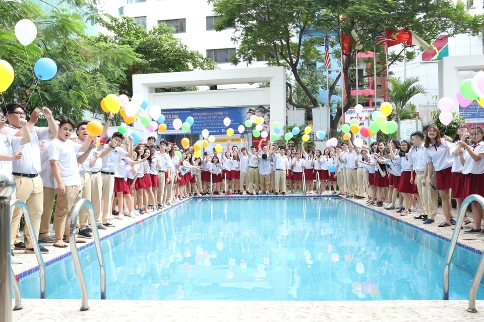 Một số góp ý để làm tốt bài thi môn Hóa học THPT quốc gia 2018 - 2
Học sinh khối 12 Trường Quốc tế Á Châu chụp ảnh kỷ niệm.