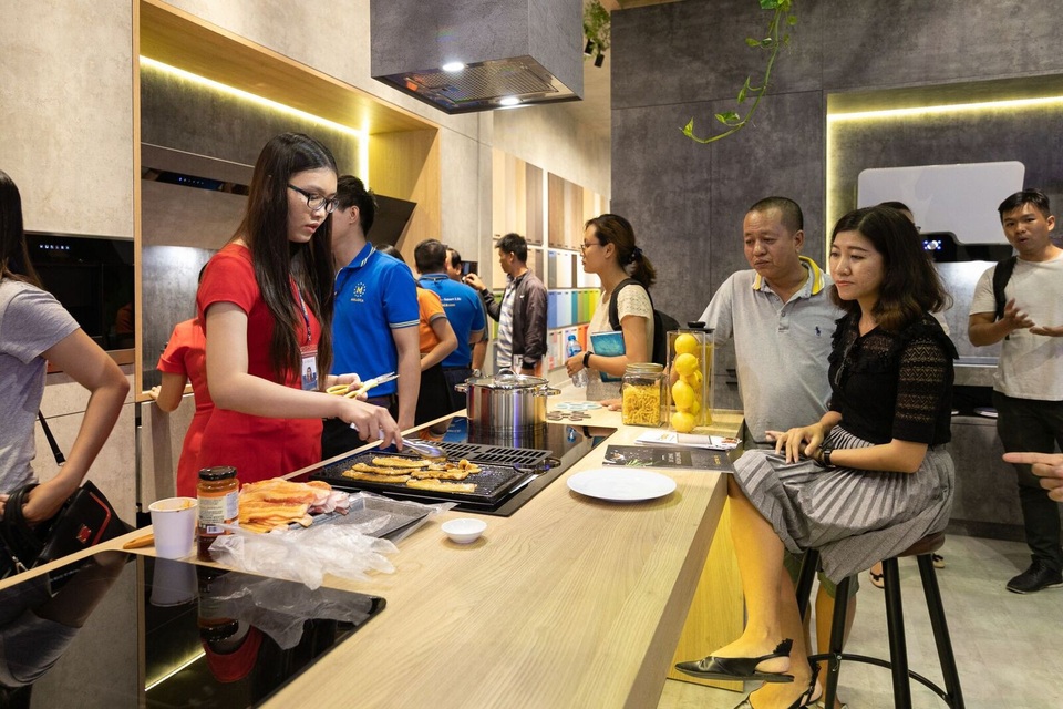 Thiết bị bếp Malloca mang công nghệ 4.0 đến Vietbuild HCM 2018 - 3 Khách tham quan trải nghiệm tính năng thông minh của các sản phẩm Malloca lần đầu có mặt tại Việt Nam