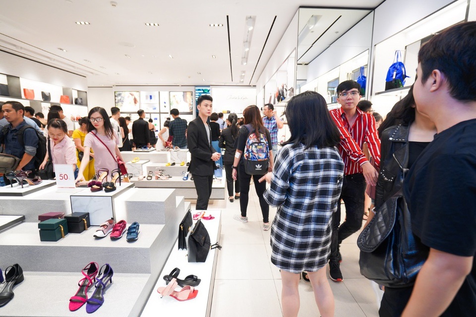 Vincom khai màn đại tiệc mua sắm xuyên đêm hoành tráng cuối tuần - 3 Ưu đãi tới 50% tràn ngập các gian hàng của hàng trăm thương hiệu nổi tiếng như Mango, Pull&bear, Stradivarius, Charles & Keith, Pedro, GAP, Old Navy, Aldo, Geox, Shooz,…