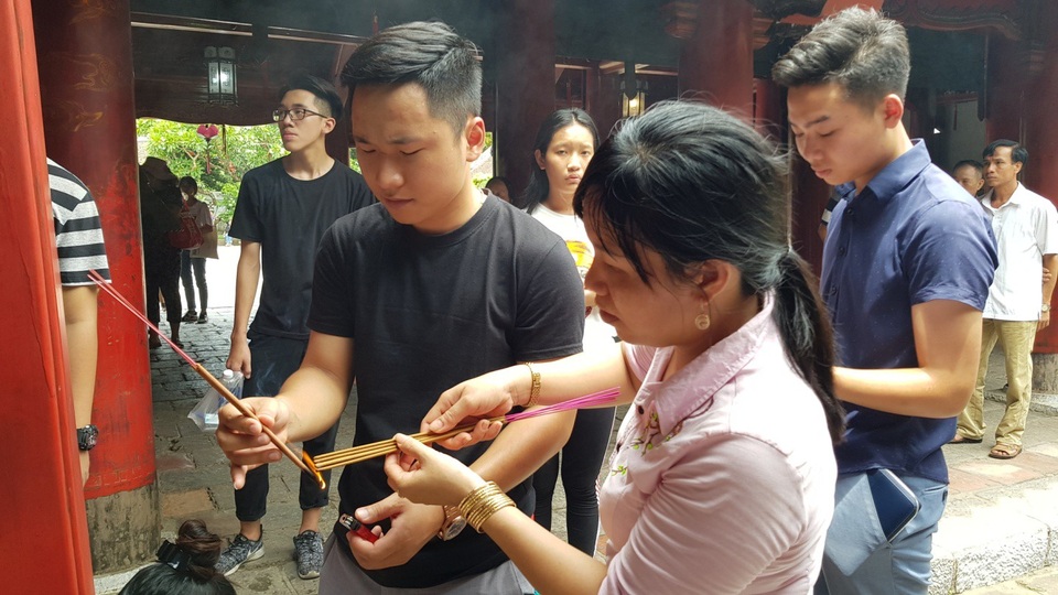 Trước “giờ G”: Nườm nượp sĩ tử đến cầu may tại Văn Miếu - 3 Trước “giờ G”: Nườm nượp sĩ tử đến cầu may tại Văn Miếu - 3