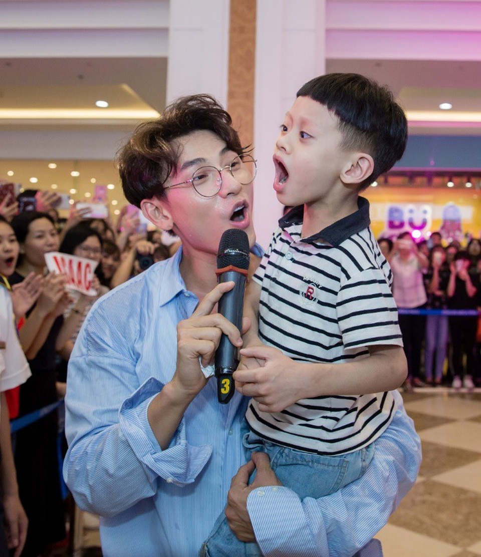 Vincom khai màn đại tiệc mua sắm xuyên đêm hoành tráng cuối tuần - 4 Tại Vincom Mega Mall Royal City, nam ca sĩ Isaac hâm nóng không khí đêm mua sắm đầu tiên bằng các bài hit được yêu mến và nhiều khoảnh khắc đáng yêu với khán giả