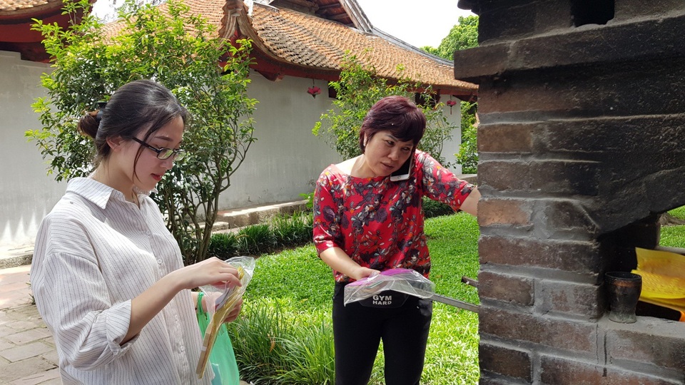 Trước “giờ G”: Nườm nượp sĩ tử đến cầu may tại Văn Miếu - 4 Trước “giờ G”: Nườm nượp sĩ tử đến cầu may tại Văn Miếu - 4