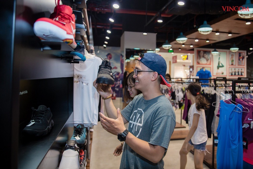 Vincom khai màn đại tiệc mua sắm xuyên đêm hoành tráng cuối tuần - 5 Vincom Midnight Sale được cho là sự kiện mua sắm lớn nhất hè năm nay khi thu hút được sự quan tâm của hàng triệu tín đồ mua sắm trên cả nước