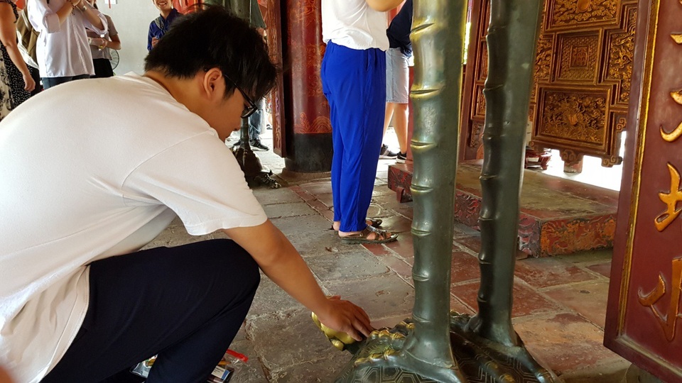 Trước “giờ G”: Nườm nượp sĩ tử đến cầu may tại Văn Miếu - 5 Trước “giờ G”: Nườm nượp sĩ tử đến cầu may tại Văn Miếu - 5