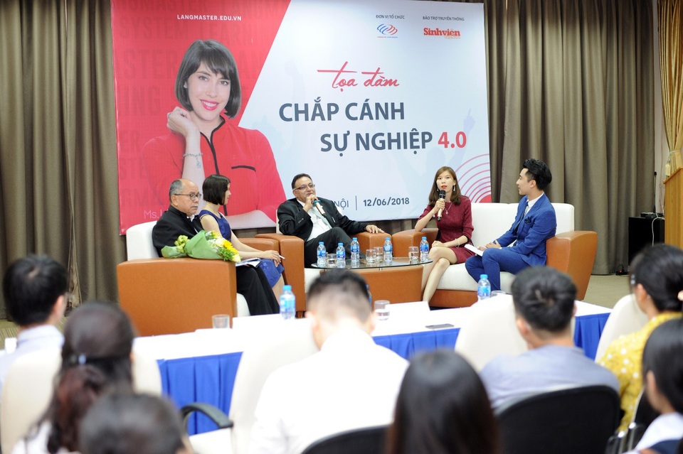 Cùng Langmaster, chắp cánh sự nghiệp 4.0 - 3
TS Alok Bharadwaj - cựu Phó Chủ tịch cao cấp phụ trách chiến lược của Canon Châu Á trong buổi tọa đàm chia sẻ với các sinh viên Việt Nam do Langmaster tổ chức.